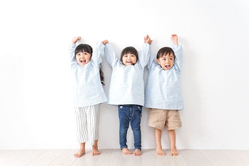手を上げている子どもたち